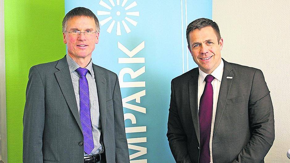 Der alte und der neue Chempark-Leiter beim Jahresmediengespräch in Uerdingen. Dr. Ernst Grigat (links) übergibt die Leitung der Standorte Uerdingen, Leverkusen und Dormagen ab April diesen Jahres an Lars Friedrich.