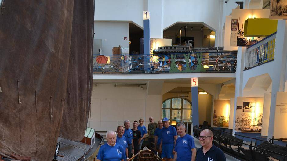 Die Homberger Ruderer und ihr Schmuckstück zwischen Tjalk und Einbaum.