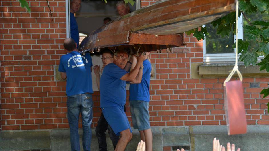  Viele helfende Hände waren nötig, um das Boot durchs Fenster in die ehemalige Herrenschwimmhalle zu bekommen. 