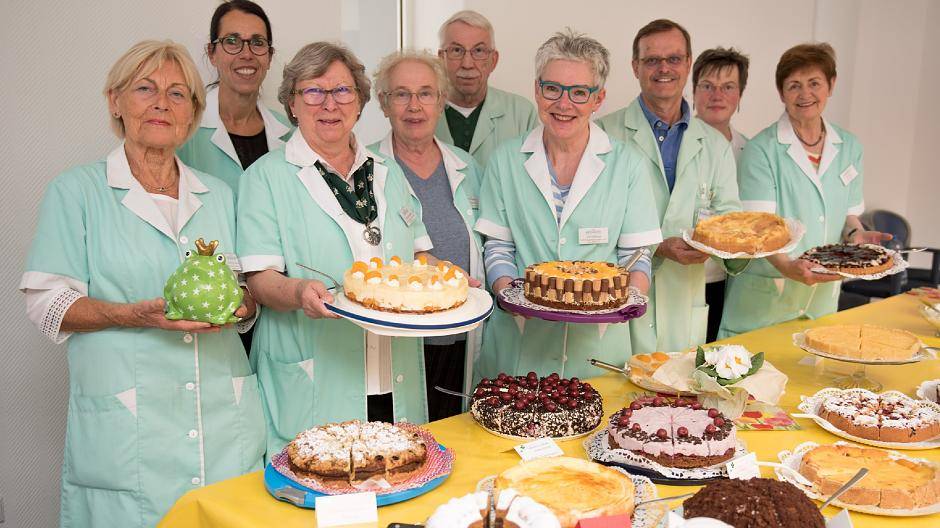  Seht her unsere Kuchen: Ein großes Kuchen- und Tortenangebot servierten die Grünen Damen und Herren beim Frühlingscafé in Bethanien gegen eine kleine Spende zugunsten der Kinderklinik. 