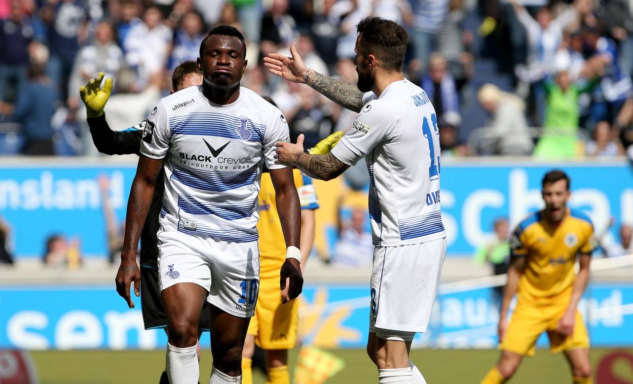  Drin das Ding: Zlatko Janjic beglückwünscht Kingsley Onuegbu zum Ausgleichstreffer für den MSV. 