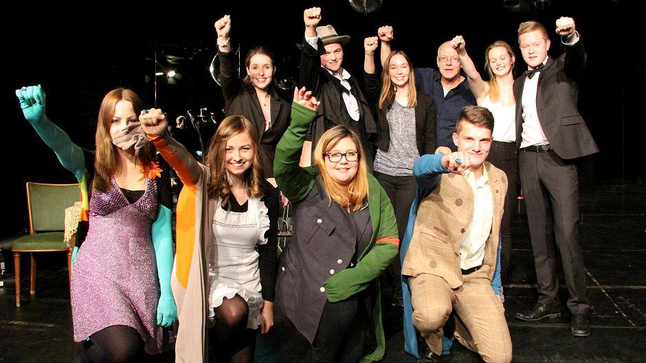  Premiere im ausverkauften Schlosstheater: Neun Auszubildende der Sparkasse am Niederrhein spielten das Stück „Geld und Gott“. Regie führte der Theaterpädagoge Holger Runge. Vordere Reihe: Larissa Weinholt, Julia Pilger, Tamara Zimmermann und Niko Becker. Dahinter: Lena Kwiatkowski, Lukas Kalbfleisch, Caroline Kuhlmann, Holger Runge, Alina van Vorst und Leon Wiltink. 