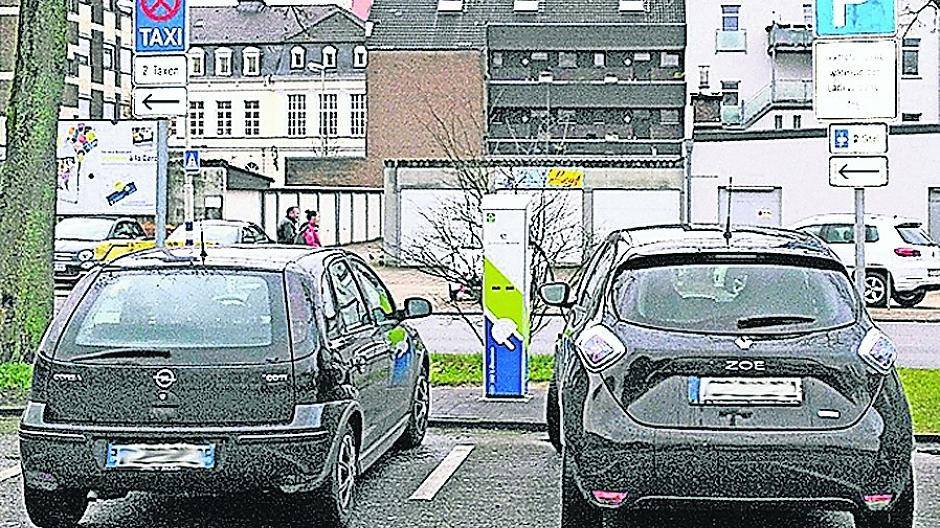 Hier am Doerkesplatz sollen demnächst nur E-Autos an den Ladesäulen parken und ihre Batterien aufladen dürfen.