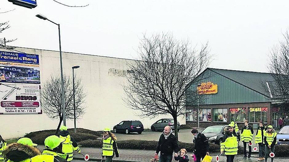  Nun gibt es auch in Breyell Schülerlotsen. 22 Schülerinnen und Schüler wurden von Polizist Dieter Bach ausgebildet. 