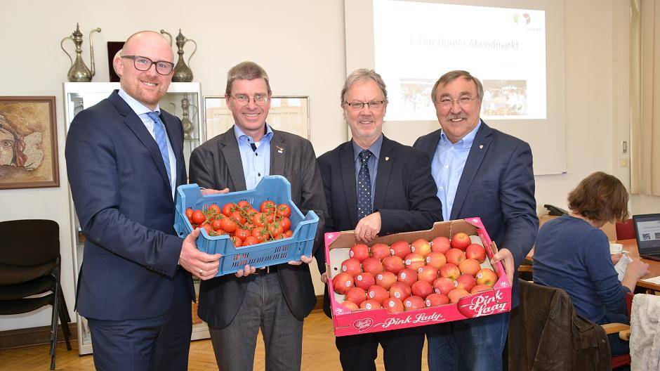  Freuen sich auf den ersten Duisburger Abendmarkt: Oberbürgermeister Sören Link, die beiden Duisburg Kontor Geschäftsführer Thomas Krützberg und Peter Joppa sowie Duisburg Kontor Aufsichtsratsvorsitzender Manfred Osenger (von links). 