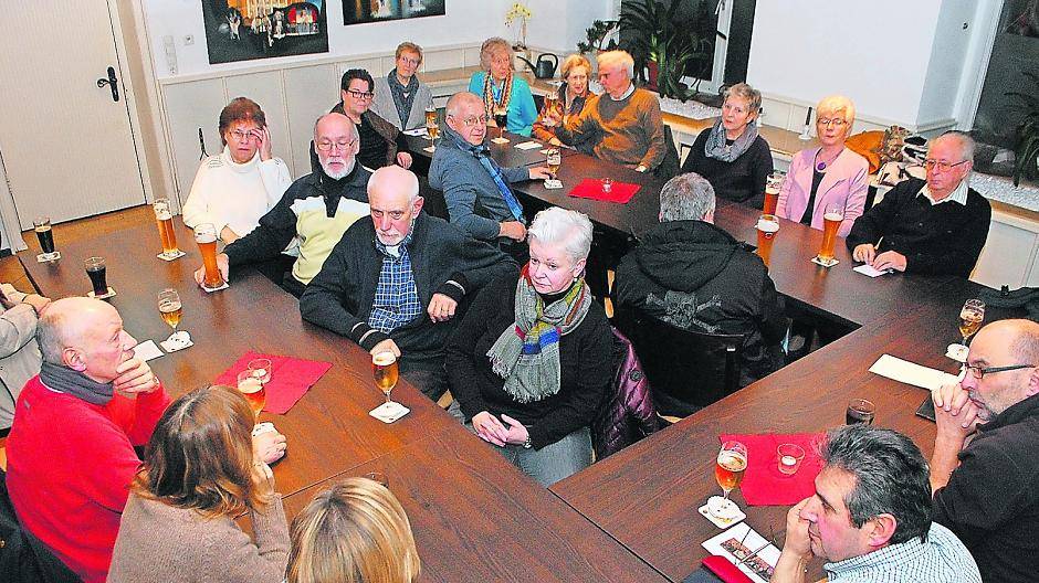Volles Haus im kleinen Saal des Ratskellers in Hamborn: Die Bürgerintiative gegen die Raserei auf der B8 traf sich am Dienstag, um eine erste Bilanz nach dem ersten Jahr der Blitzeraufstellung zu ziehen.