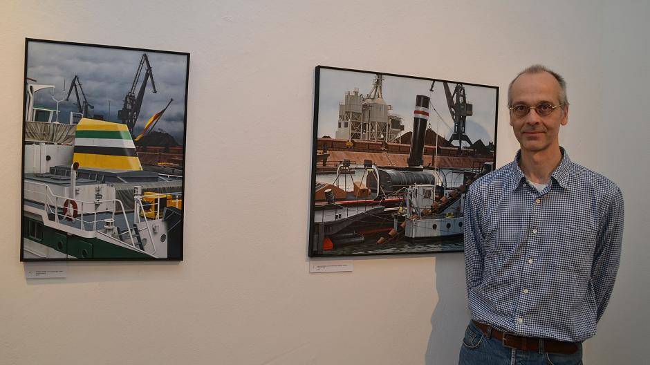 Die Bilder der Franz Haniel XIV und der Oscar Huber hat Alexander Calvelli erst jetzt für die Ausstellung gemalt; die zugrunde liegenden Fotos aber zu einer Zeit gemacht, als die Cargotrans-Kräne noch standen.