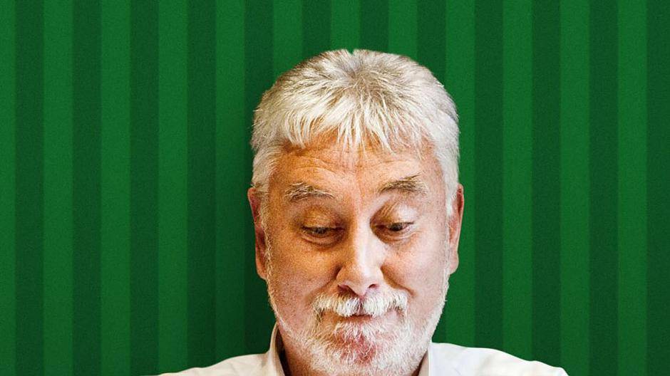 Der deftige niedersächsische Grünkohl wird traditionell mit "Pinkelwürsten" und...