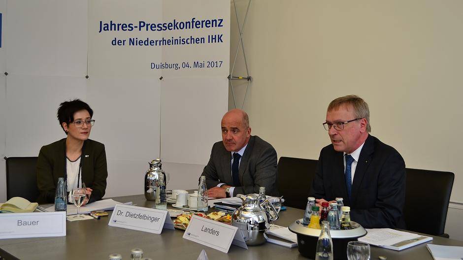  Präsident Burkhard Landers, Hauptgeschäftsführer Stefan Dietzfelbinger und Pressesprecherin Ariane Bauer bei der Jahrespressekonferenz der IHK. 