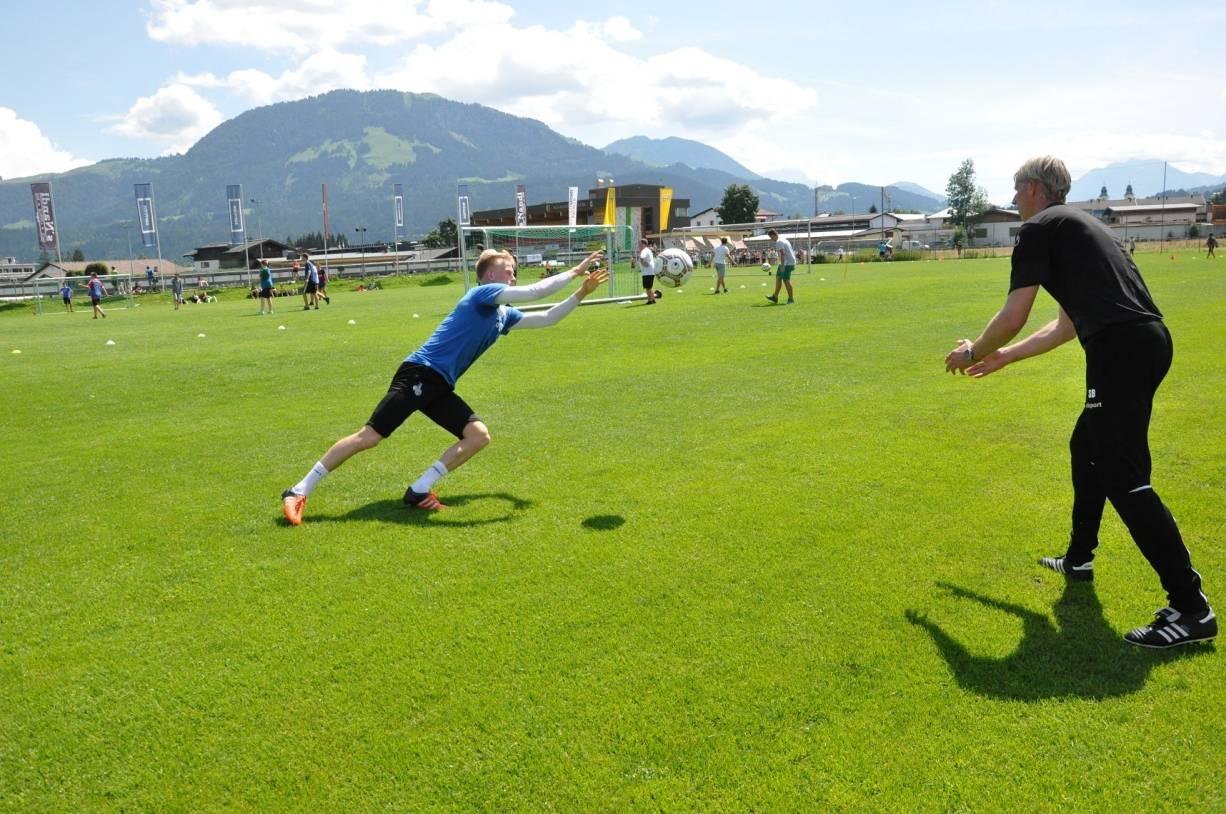 Flieg Flekki, flieg. Sven Beuckert lässt Mark Flekken formvollendet in Richtung Ball segeln. Eine Szene aus dem Trainingslager in St. Johann im vergangenen Jahr.