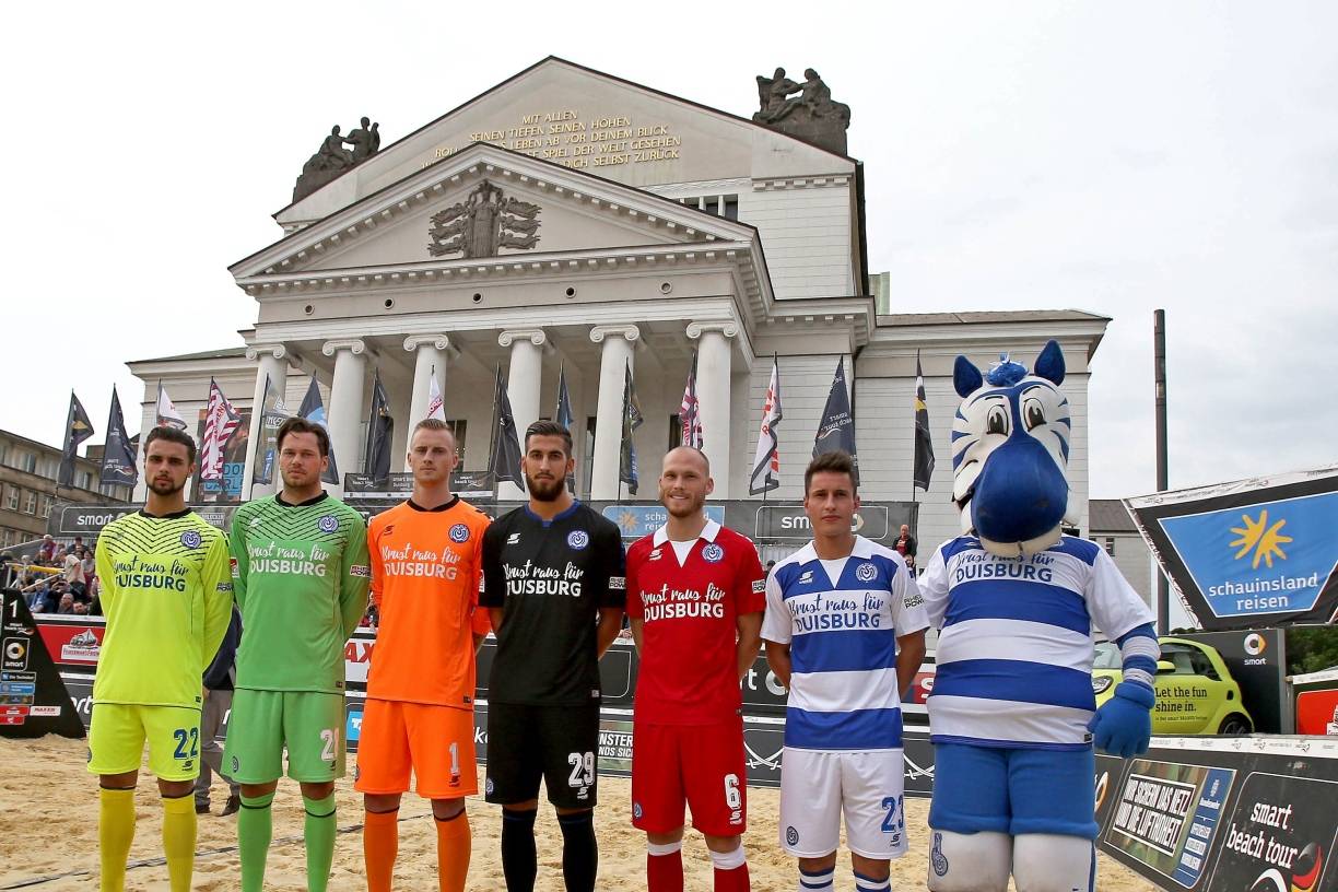  Da sind sie, die neuen MSV-Trikots für die Saison 17/18: Daniel Zeaiter, Daniel Davari, Mark Flekken, Tugrul Erat, Gerrit Nauber, Fabian Schnellhardt und Maskottchen Ennatz strecken die „Brust raus für Duisburg“. 