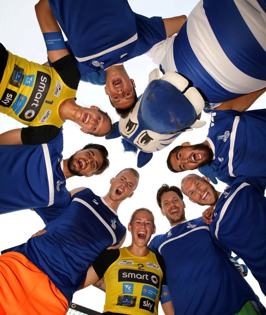  Eine kleine Lehrstunde in Sachen Beachvolleyball erteilte das Deutsche Top-Duo Katharina Schillerwein und Cinja Tillmann bei der Trikotpräsentation in der City den MSV-Spielern, die am Ende sogar mit sechs Mann gegen die Beachvolleyballerinnen keine Chance hatten. Der gute Laune tat das aber keinen Abbruch. 