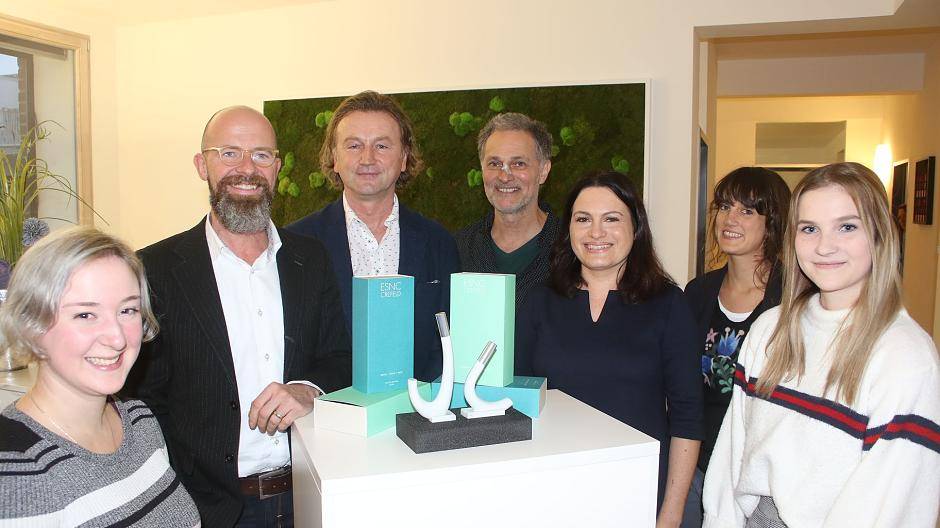 Die angehenden Produktdesigner, die Duft-Designer und das Stadtmarketing-Team mit den...