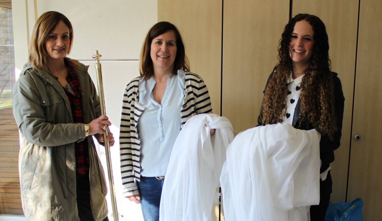 Julie Stahlberg (r.) übergab mehrere Säcke und Wäschekörbe gespendeter Gardinen und Vorhänge für bedürftige Familien an Heike Schäfer (M.) und Helin Malo (l.) vom Amt für Soziales und Wohnen.