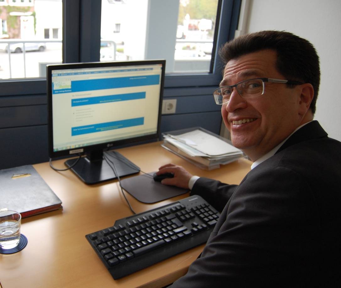 Bürgermeister Frank Tatzel lädt alle Rheinbergerinnen und Rheinberger zum Mitmachen bei der Bäderumfrage ein.