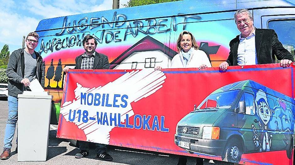  Patrik Müller, Simon Bleckmann, Christa Jahnke-Horstmann und Lothar Muschik vor dem mobilen Wahlbüro der AJA. 