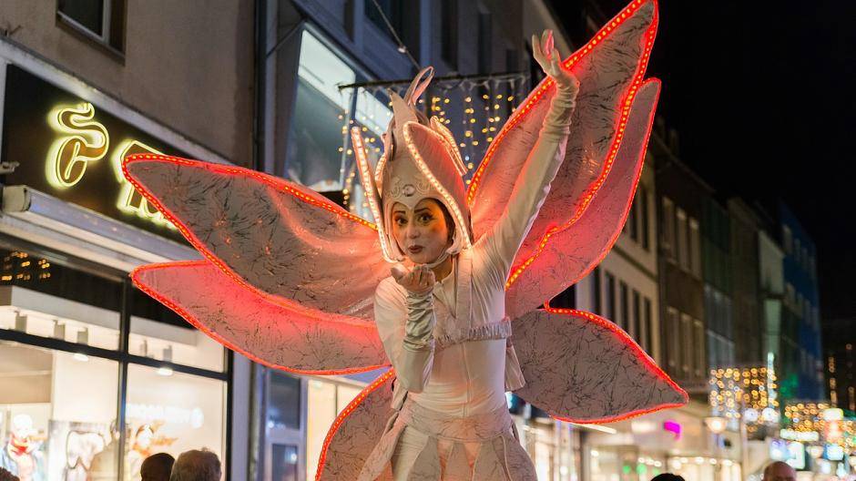 Impressionen von Einkaufen bei Kerzenschein