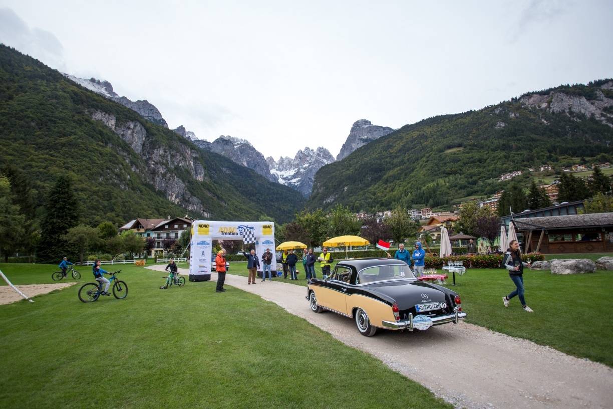 Oldtimer in Italien: Krefelder landet mit seinem Mercedes ganz vorne