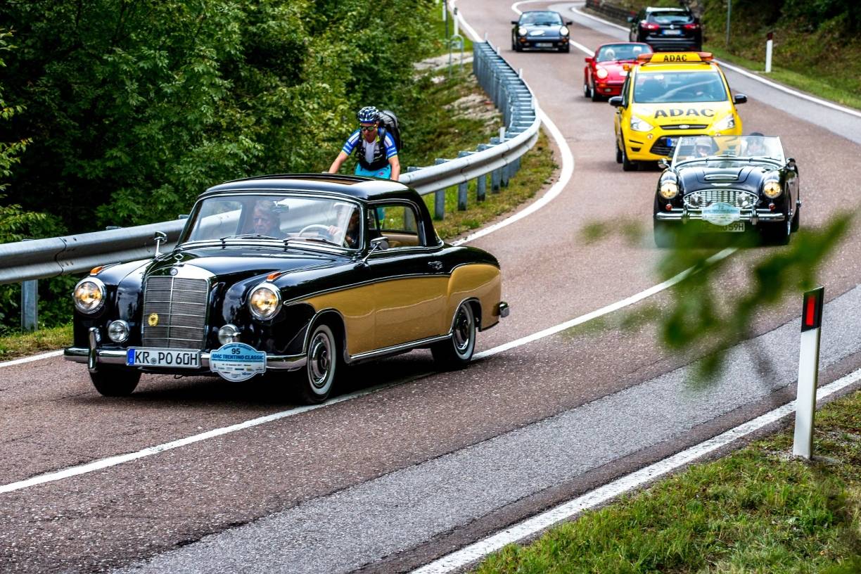 Oldtimer in Italien: Krefelder landet mit seinem Mercedes ganz vorne