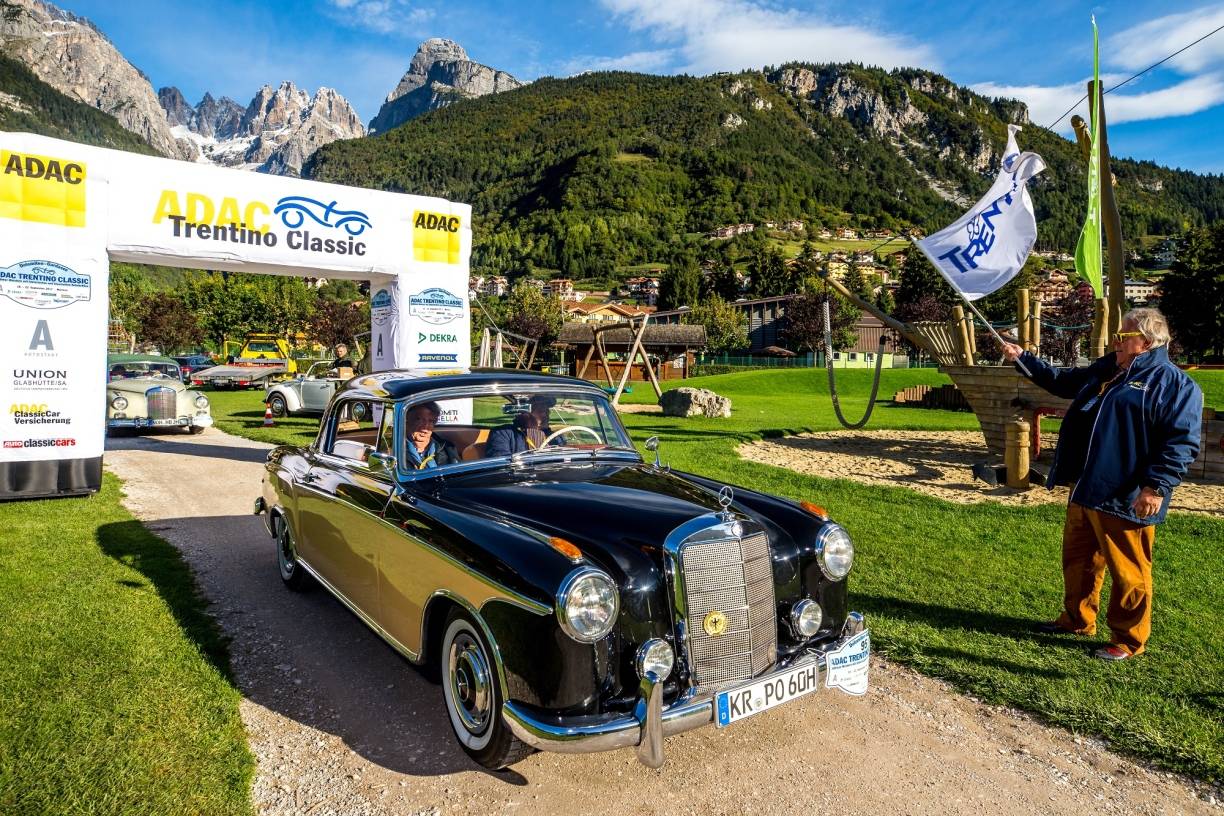 Oldtimer in Italien: Krefelder landet mit seinem Mercedes ganz vorne