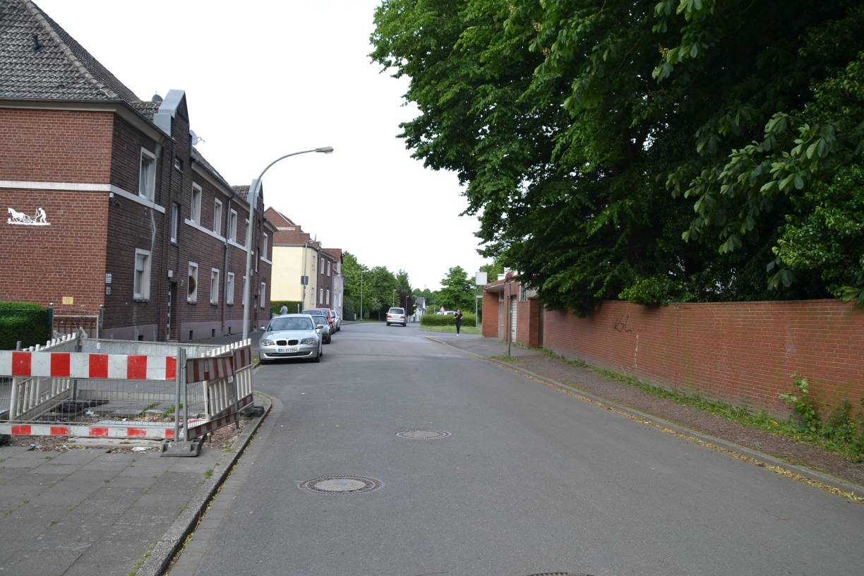  Man fragt sich, warum an der Parkplatzausfahrt vom Toepperbad kein Tempo 30-Schild steht? Vielleicht hätte das einen positiven Effekt. 