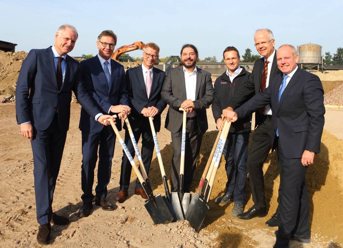 Am Donnerstag erfolgte der erste Spatenstich für das neue Audi Zentrum an der Gladbacher Straße (im Bild von links): Volker Link (Geschäftsführer Audi Zentrum), Dr. Erich Bröcker (Geschäftsführer Kleinewefers), Dirk Oelmann (Audi AG Vertrieb), Andreas Weith (Kleinewefers), Mathias Peschke (Bauleiter Borgers ), Markus Tölke (Geschäftsführer Tölke Fischer) und Michael Webels (Tölke Fischer Geschäftsführer).