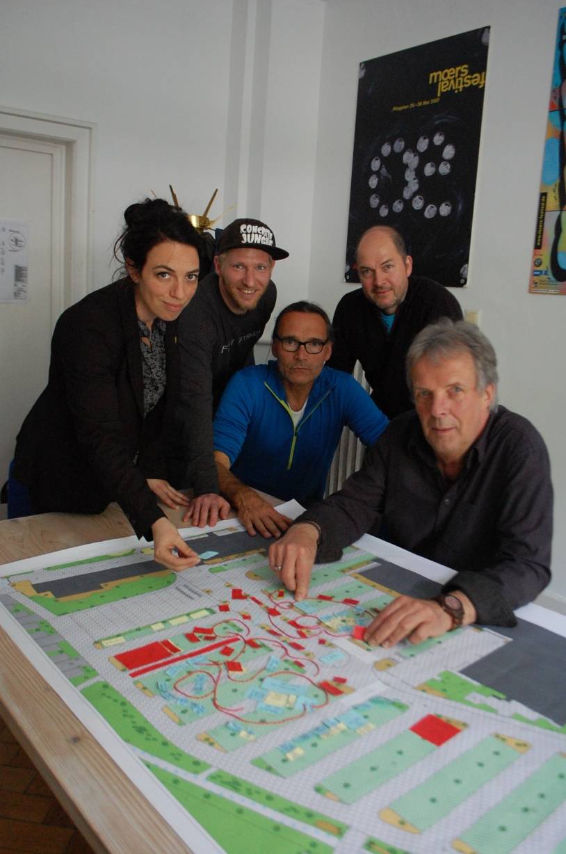 Eva Marxen vom Pressebüro des moers festivals, Sascha Ivan, Kurator für neue Stände, Rüdiger Eichholtz, zuständig für die Dorfplatzentwicklung, Claus Arndt, Geschäftsführer der Moers Kultur GmbH, und Norbert Knabben, Hauptkoordinator des Händlermarkts, hoffen viele Moerser in das neue Festivaldorf zu locken.