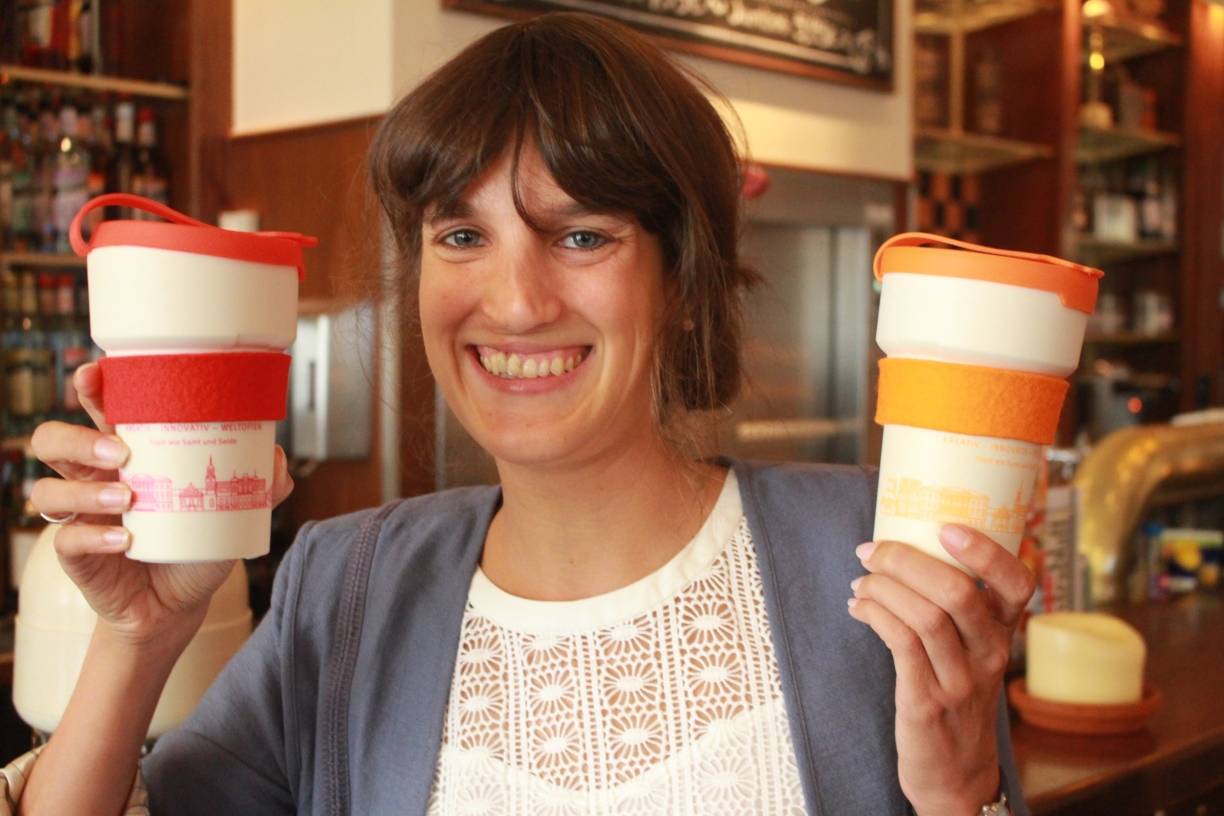  Ökologisch unterwegs: die stellvertretende Leiterin des Marketingamtes, Claire Neidhardt, empfiehlt den Kaffeetrinkern der Stadt, den neuen Mehrwegbecher mit Krefeld-Symbol zu benutzen.  