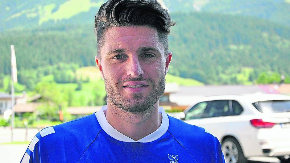 Moritz Stoppelkamp vor dem Spielerhotel im österreichischen St. Johann. Fotos (2): Penzel