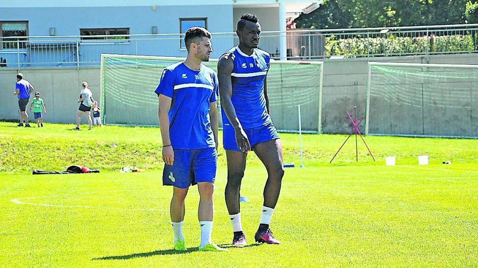  Moritz Stoppelkamp und sein Offensivkollege Kingsley Onuegbu warten auf dem Scheffauer Trainingsplatz auf Anweisungen vom Trainerstab. 