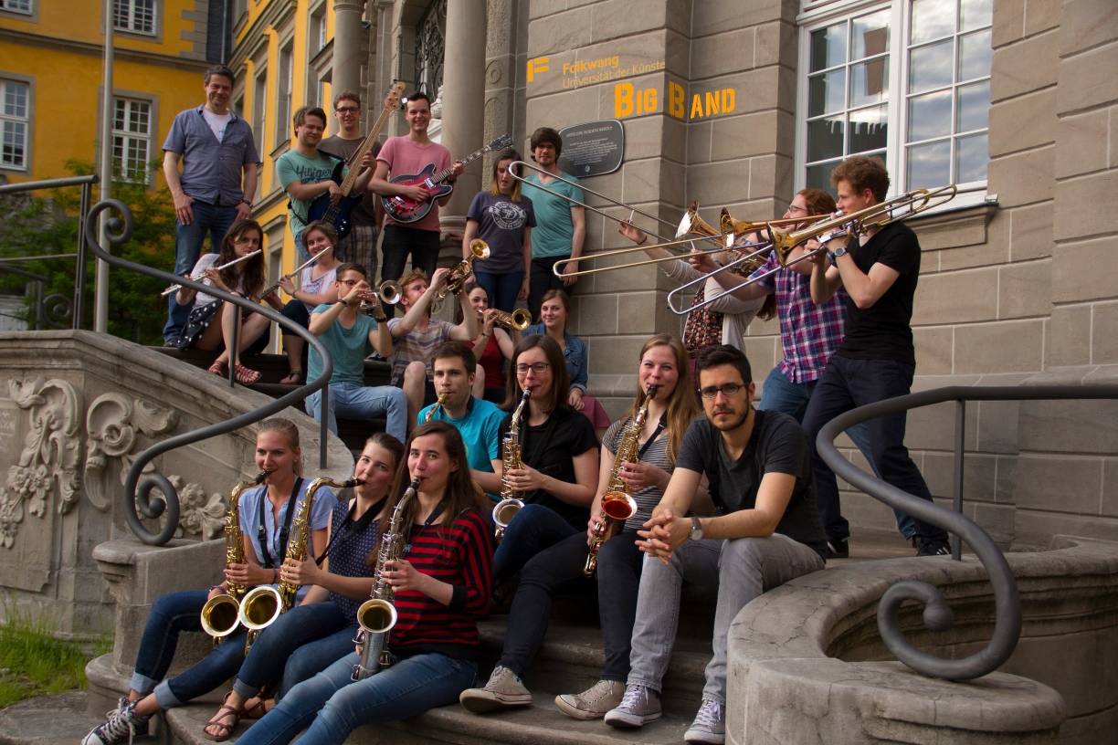 Die „Folkwang BigBand“ spielt ein großes Repertoire von BigBand-Klassikern aus Swing, Rock, Pop und Moderne.