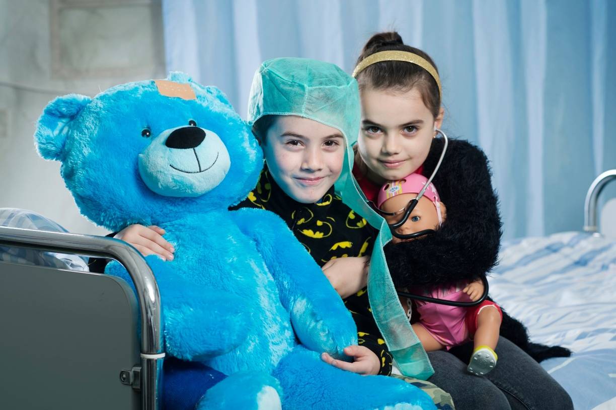  Erins blauer Teddy und Nisas Baby-Puppe sind nach dem Besuch im Teddykrankenhaus im Park hinter der Kinderklinik Bethanien bestimmt bald wieder gesund. 