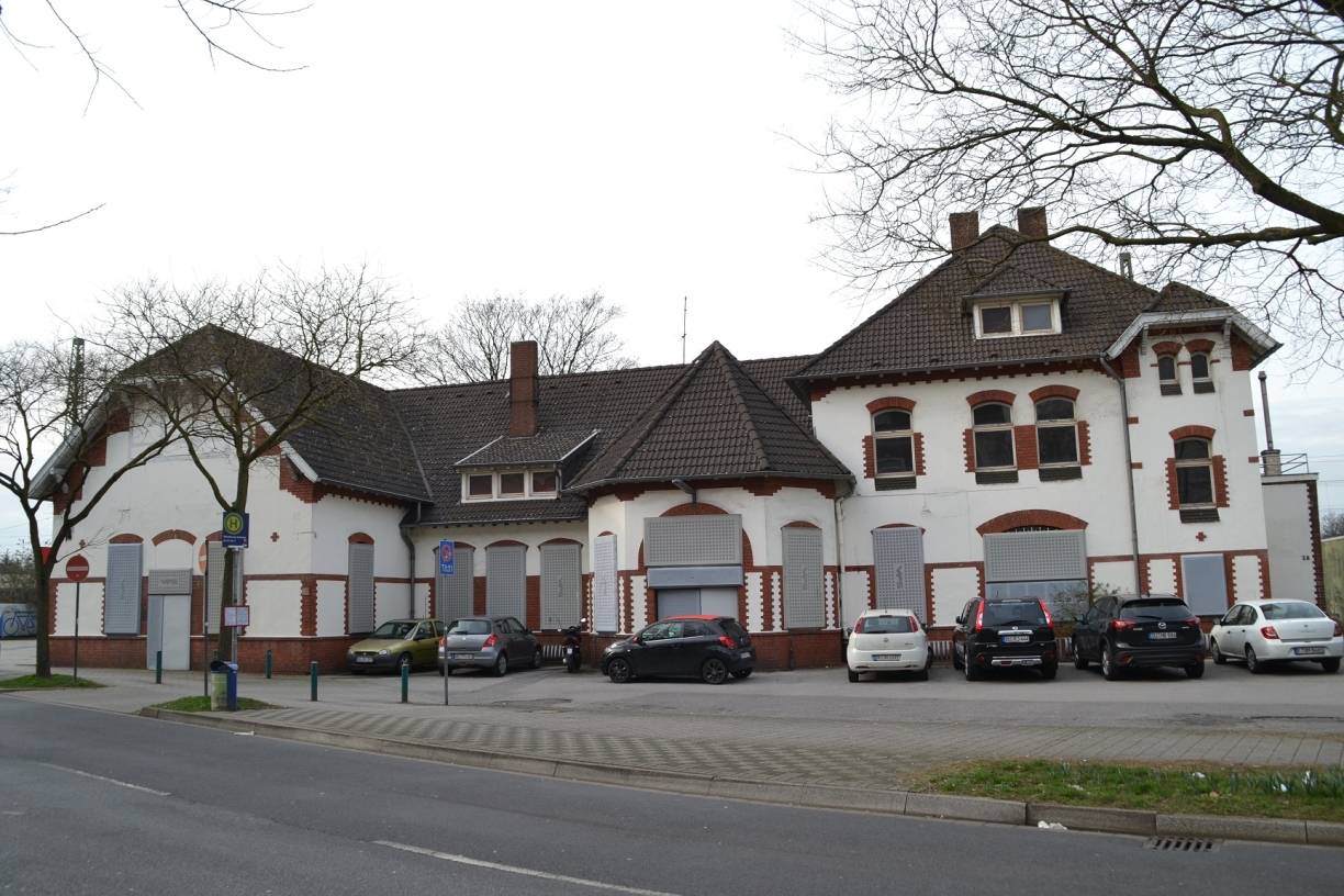  Das alte Bahnhofsgebäude in Friemersheim - seit Jahren steht es ungenutzt leer, das soll sich bald ändern. 