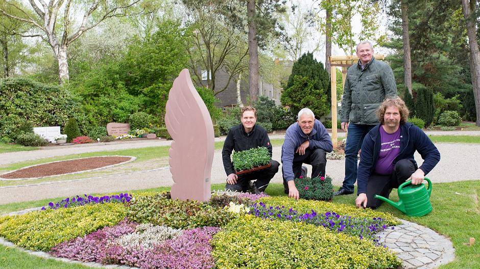 Die Friedhofsgärtner Markus und Herbert Biermann, Jochen Groenewald (ENNI) und Arne Becker als Sprecher der vier beteiligten Gärtnereien (vl).