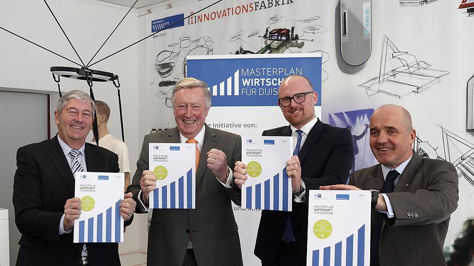 Wolfgang Schmitz, Heinz Lison, OB Sören Link und Stefan Dietzfelbinger präsentieren den Masterplan Wirtschaft in der „InnovationsFabrik“ der Uni Duisburg-Essen. .
