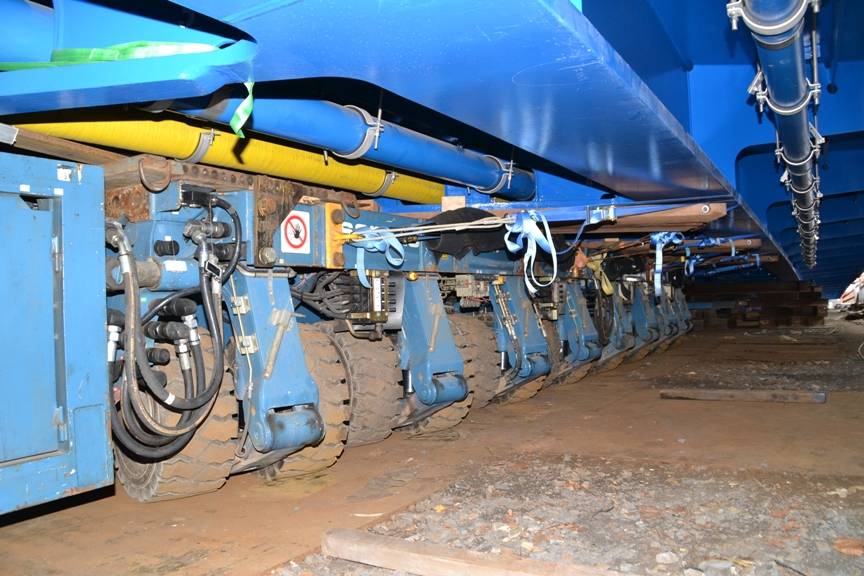 Inzwischen ist die Brücke mit ihrer einen Seite schon auf den Spezialtransportern abgelegt. Am Freitag beginnt die Verschiebung Richtung Oberhausen.