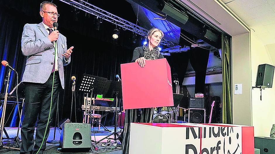  Symbolisch haben sich der alte Kinderdorfleiter Dr. Klaus Esser und die neue Kinderdorfleiterin Julia Bartkowski die Werte Bethaniens übergeben. 