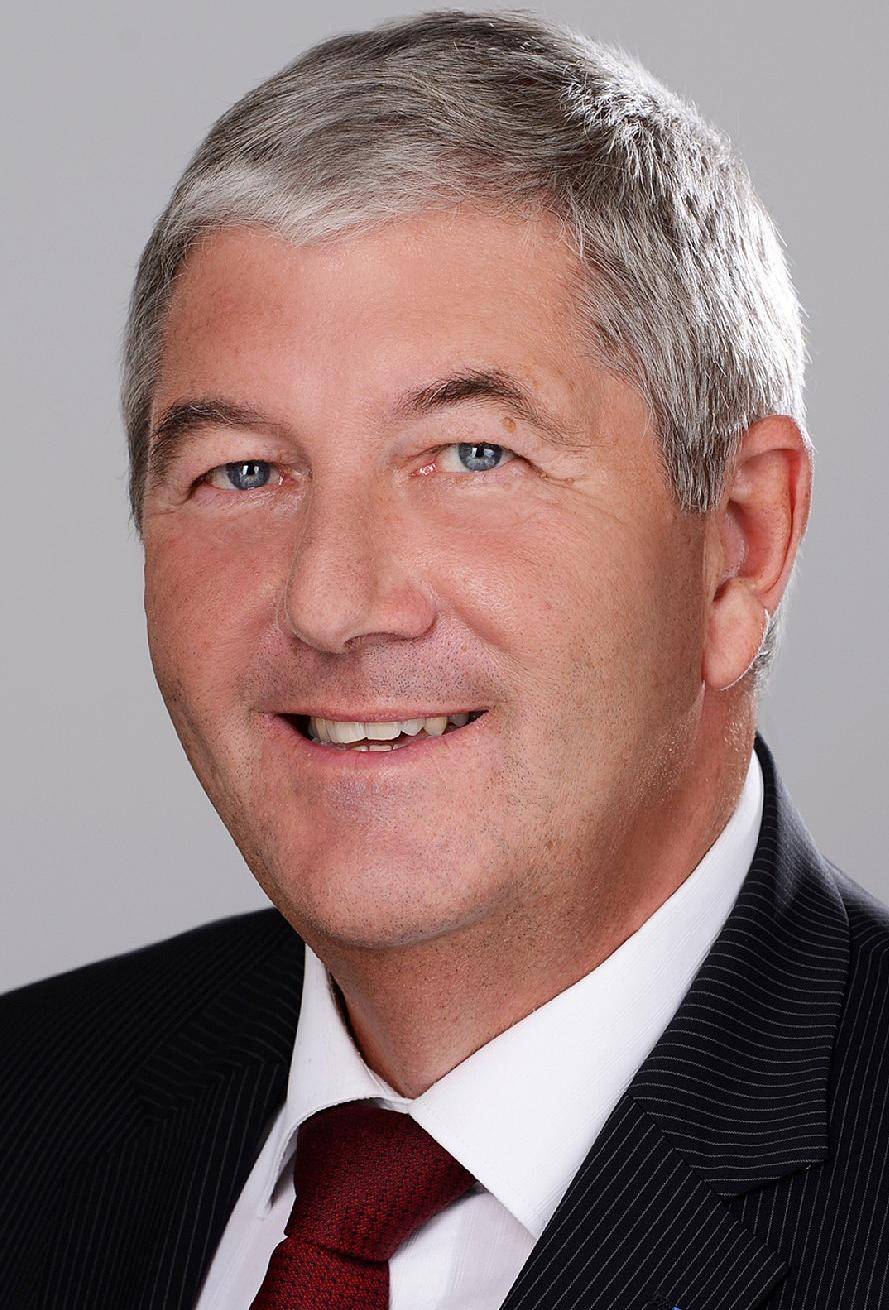 Der Hauptgeschäftsführer des Unternehmerverbandes, Wolfgang Schmitz und der .....