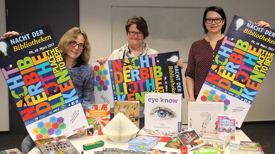 Freuen sich auf die zahlreichen Besucherinnen und Besucher zur „Nacht der Bibliotheken“ am Freitag, 10. März: Ursula Friebel, Eva Schmelnik-Tommes und Barbara Kraayvanger (v.l.) haben das abwechslungsreiche Programm für die Bibliothek Moers zusammengestellt.