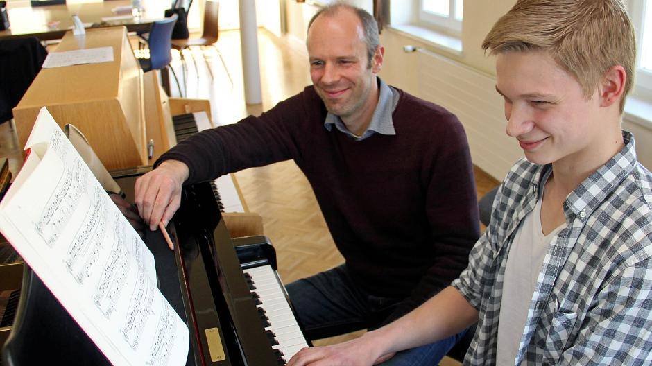 Durch großes Interesse am Instrument und Freude am Üben hat David Meier es geschafft, zum Bundeswettbewerb „Jugend musiziert“ weitergeleitet zu werden. Klavierlehrer Florian Besten von der Moerser Musikschule ist sehr stolz auf seinen Schüler.