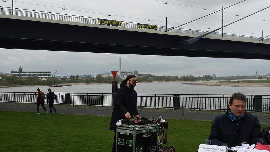 Der Musiker Achim Zepezauer verwandelte die Wortbeiträge in Echtzeit in eine...