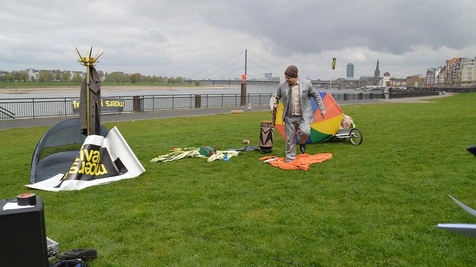 Auf einmal bauten Camper neben dem Podium ihr Zelt...