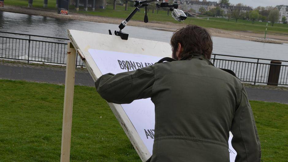 Der Künstler Malte Jehmlich zeichnete live zur Pressekonferenz das neue...