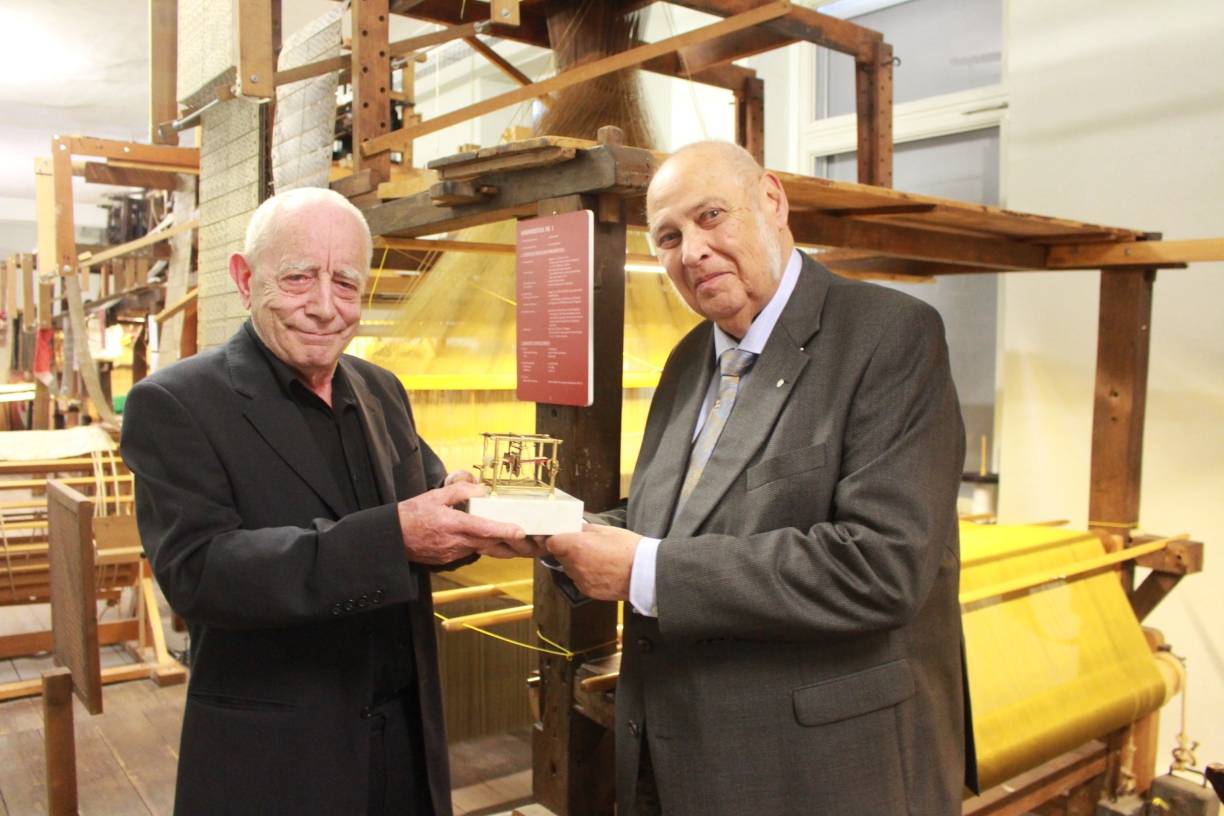 Kleinster Webstuhl der Welt steht in Krefeld