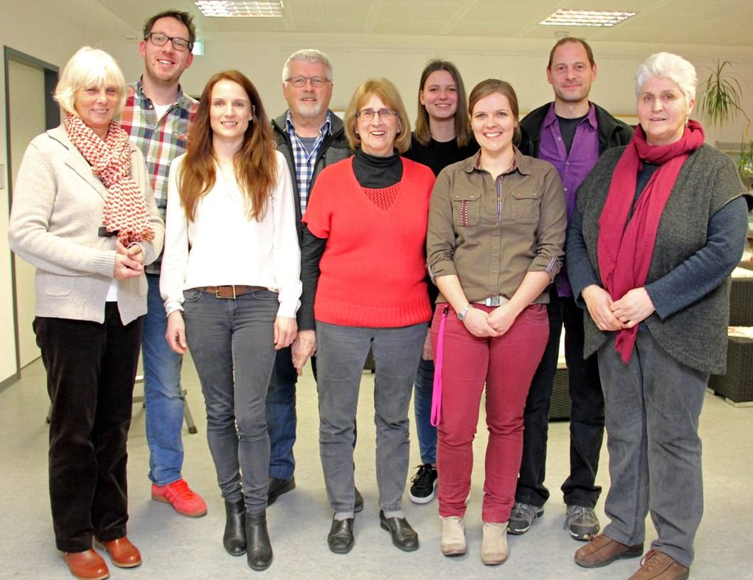  Lena Brandau (3.v.r.) und Mark Bochnig-Mathieu (2.v.l.) vom Kinder — und Jugendbüro haben Paten für den langjährigen Einsatz gedankt. Carla Wieland (1.v.r.) und ihr Mann Bodo sind seit sechs Jahren die Spielplatzpaten für den Treibweg (Scherpenberg). Gertrud Gallmann (Helmholtzstraße, Vinn), Jenny Kauschke (Mondweg, Meerbeck), Albert und Jutta Többen (Roderichstraße, Asberg) und die AG der Anne-Frank-Gesamtschule (Rheinkamper Ring) vertreten durch Alina Schlegel und Heiko Gersdorf (v.l.) sind seit fünf Jahren dabei. Weitere „Jubilare“ waren an dem Abend verhindert. 