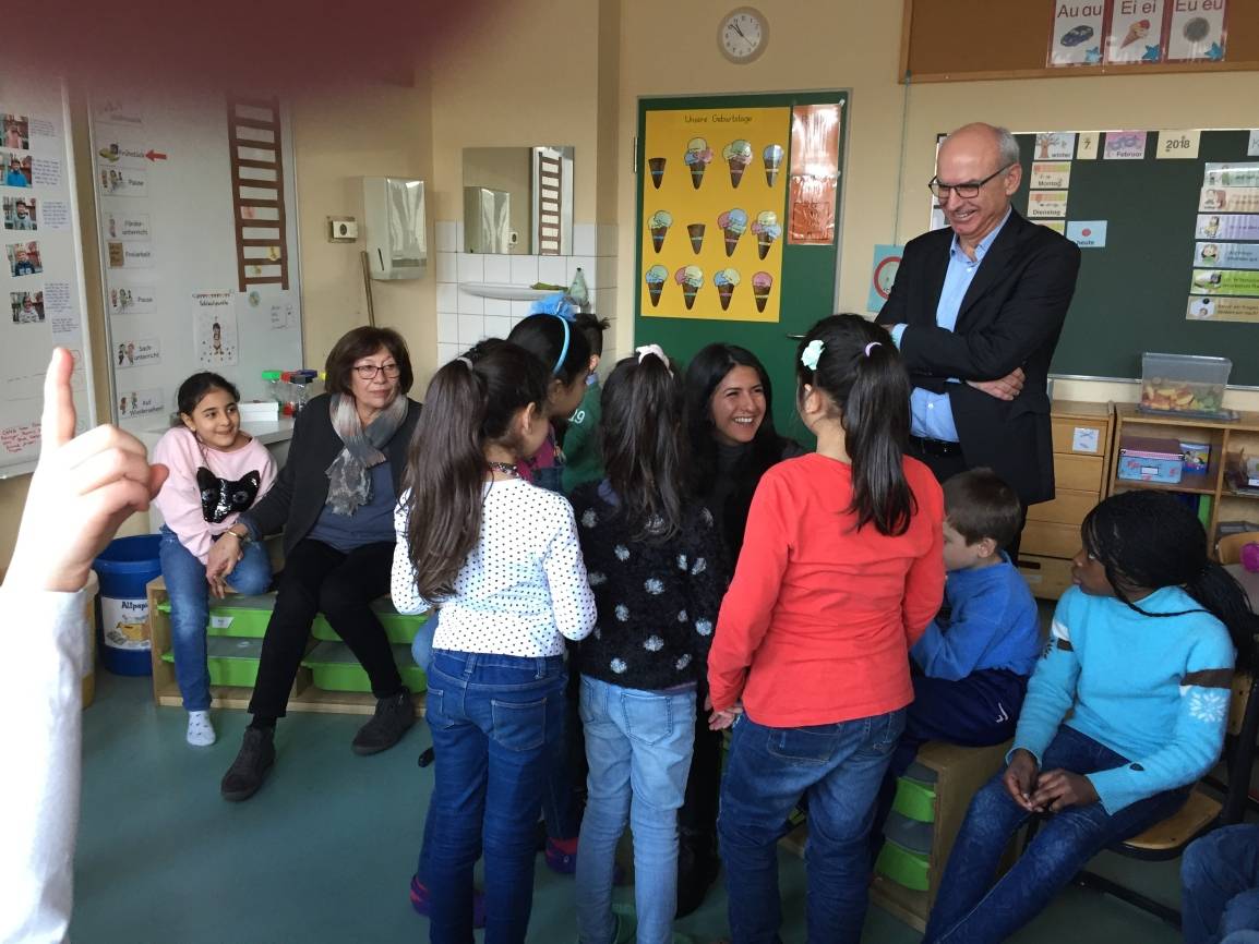  NRW-Staatssekretärin Serap Güler (M.) besuchte die Flüchtlingskinder in der Gemeinschaftsgrundschule Breyell. Der Verein Human Plus von Anestis Ioannidis (r.) unterstützt den Sprachunterricht dort, der unter anderem von der pensionierten Lehrkraft Marie Theres Vokrouhlik (l.) geleitet wird. 