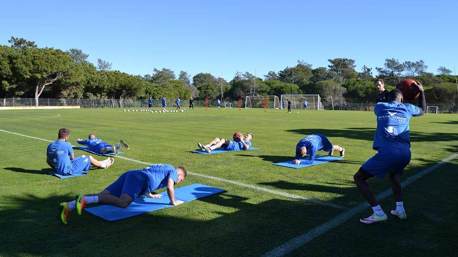 Fabio Leutenecker fragt nach einer "Oasen-Station". Andy Tappe lacht - und drillt...