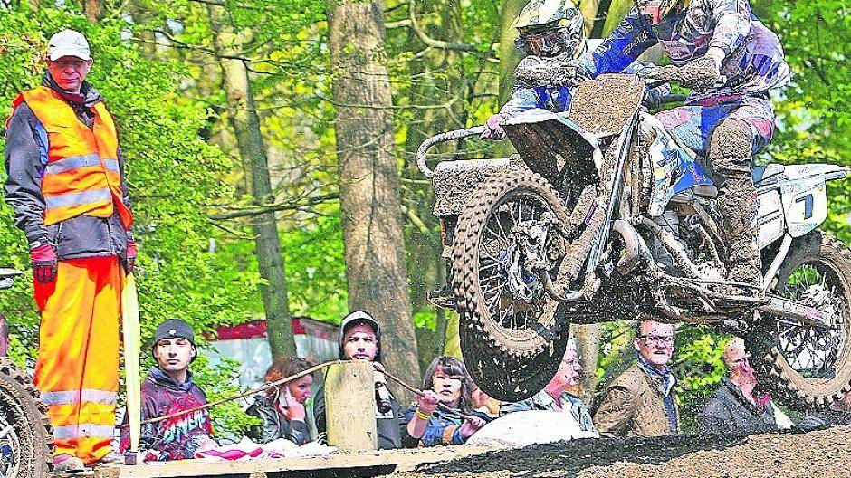  Der Job eines Streckenpostens ist kein Zuckerschlecken. Solange die Rennen laufen, ist von den Männern mit den gelben Fähnchen höchste Aufmerksamkeit und bei Unfällen rasches und sachgerechtes Handeln gefordert. 