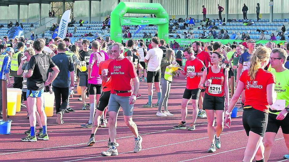  Geschafft: Fleißige, kaputte und stolze Läufer Im Zielbereich nach dem letzten Lauf der Großen Serie. Fotos(2): Volker Nagraszus  