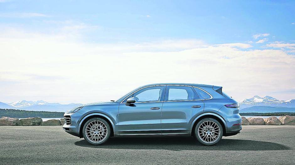  Der neue Cayenne fasst drei Fahrwerkkonzepte in einer Neukonstruktion zusammen: Sportwagen, Geländewagen, Reiselimousine. Dafür entstand ein neues Leichtbau-Grundfahrwerk mit einer Vorderachse in aufgelöster Lenker-Bauweise und einer Mehrlenker-Hinterachse. 